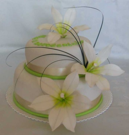 Svadobná torta s ľaliami